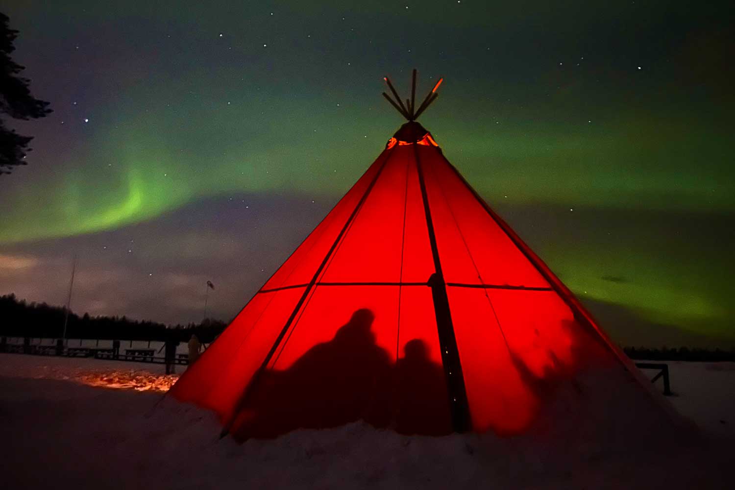 Northern-Lights-dinner-experience-tipi